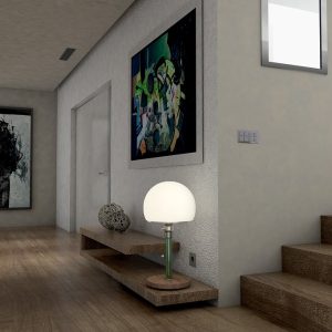 编辑小柯在测试不同设备上3d漫画页面的加载与清晰度表现，手边放着两台手机作对照