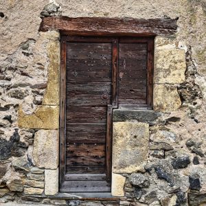 编辑老周在电脑前逐帧核对3d漫画分镜截图，桌面堆着便签与打印稿，环境略显凌乱但专注
